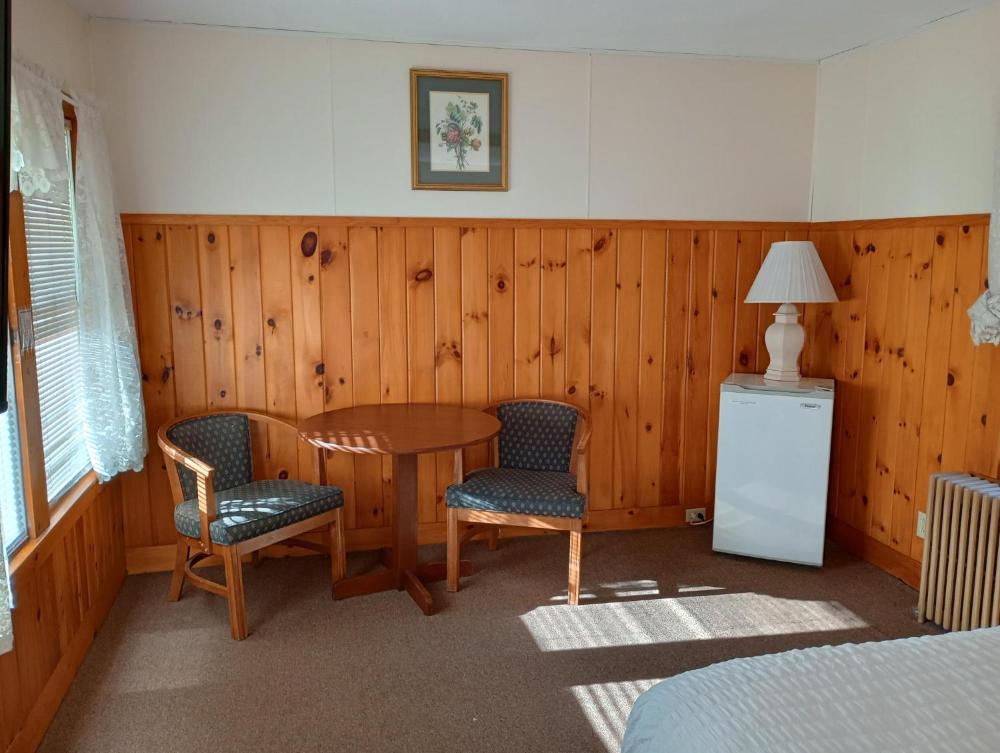 Standard Queen Room with Two Queen Beds interior